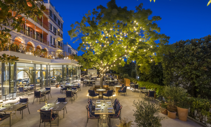 Restaurant mit Terrasse „Imperial“ – Blick auf den Sitzbereich im Freien